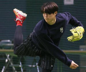 キャッチボールをする広島森下(撮影･加藤孝規)