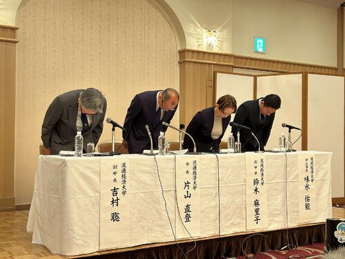 流通経済大の男子サッカー部で違法薬物の使用疑いがあり、緊急会見を開き片山直登学長(左から2人目)らは謝罪した