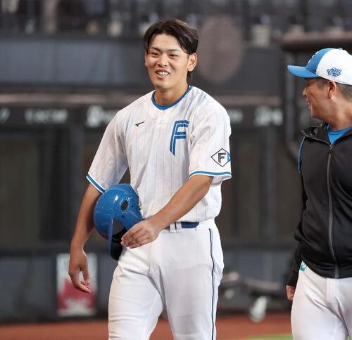 練習を終え笑顔で引き揚げる日本ハム野村(撮影･黒川智章)
