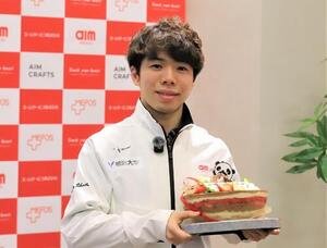 所属先のエームサービスを訪問し、お祝いのケーキを贈られた佐藤(撮影･藤塚大輔)