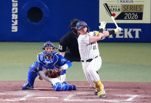 2月27日　日本対中日　7回裏日本2死一、二塁、適時打を放つ山本大斗