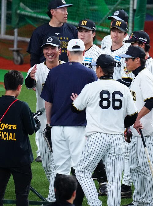 阪神対日本　試合前、阪神藤川監督(左)はあいさつしに来た佐藤(中央)に笑顔を見せる(撮影･垰建太)