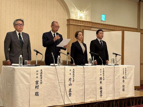流通経済大の男子サッカー部で違法薬物の使用疑いがあり、緊急会見を開き片山直登学長(左から2人目)らは謝罪した