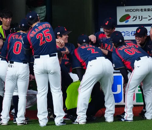 阪神対日本　円陣でパフォーマンスを提案する北山(中央左)(撮影･垰建太)
