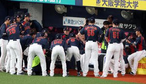 阪神対日本　　試合前の円陣を組む日本ナイン(撮影･加藤哉)