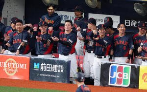 阪神対日本　1回表日本2死、鈴木が左越えソロ本塁打を放ちベンチでお茶を立てるパフォーマンスを見せるナイン(撮影･加藤哉)