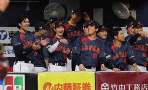 阪神対日本　1回表日本2死、大谷(左)は鈴木のソロ本塁打に笑顔を見せる(撮影･上田博志)