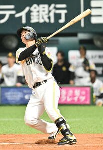 ソフトバンク対ヤクルト　9回裏ソフトバンク1死二塁、高橋は逆転サヨナラホームランを放つ(撮影･林敢治)