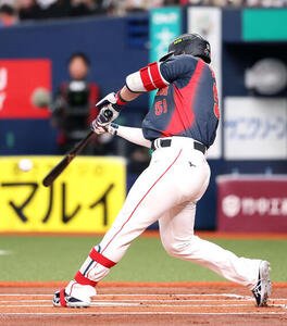 日本対阪神　1回裏2死、左中間先制ソロ本塁打を放つ鈴木(撮影･河田真司)