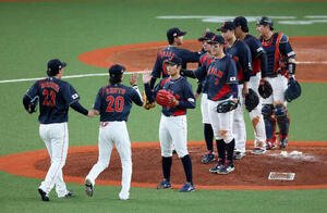 阪神対日本　阪神に勝利しマウンドでタッチする日本ナイン(撮影･加藤哉)