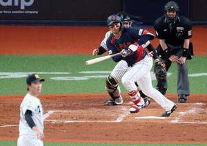 阪神対日本　7回表日本2死二、三塁、代打森下は中前2点適時打を放つ。投手湯浅(撮影･加藤哉)