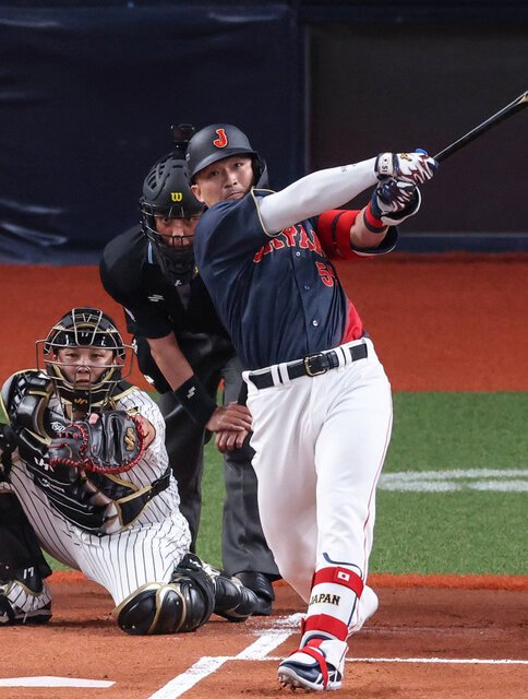 一回表日本2死、鈴木は先制の本塁打を放つ＝内海日和撮影