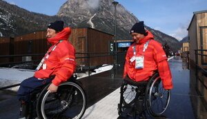 選手村内を移動する、パラアルペンスキーの森井大輝(左)と鈴木猛史＝井手さゆり撮影