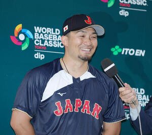 試合後、お立ち台で笑顔を見せる鈴木(撮影･河田真司)