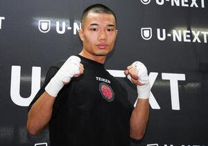 WBA世界バンタム級挑戦者決定戦に臨む増田は会見後にポーズを取る(撮影･鈴木みどり)