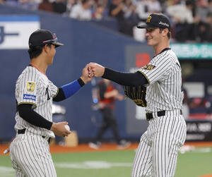 阪神対日本　日本打線を抑えたルーカス(右)は笑顔を見せる(撮影･上田博志)