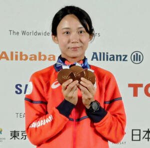 ミラノ･コルティナ五輪　3つの銅メダルを手にする高木美帆(2026年2月21日)