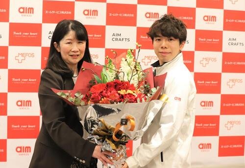 所属先のエームサービスを訪問し、公認スポーツ栄養士･管理栄養士の西山英子さん(左)から祝福された佐藤(撮影･藤塚大輔)