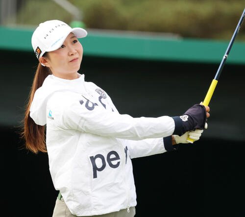 プロアマ戦　ティーショットを放つ金沢志奈(撮影･上山淳一)