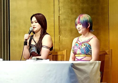 会見に出席した山下実優(左)と遠藤有栖