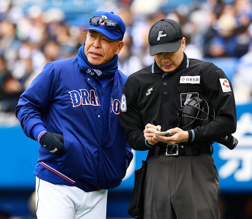 DeNA対中日　牧田球審に選手交代を告げる中日井上監督(撮影･野上伸悟)