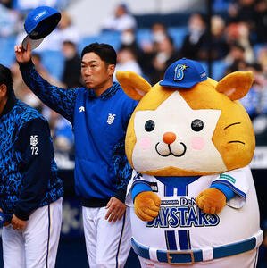 中日に勝利しファンにあいさつするDeNA相川監督(撮影･野上伸悟)