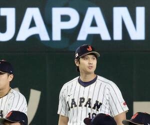 集合写真に臨む大谷(撮影･河田真司)