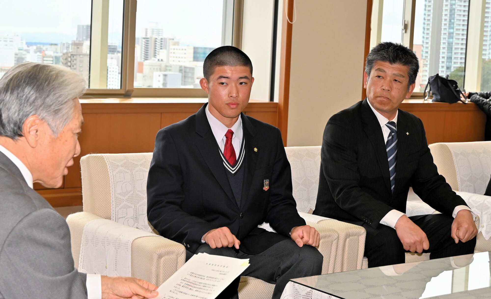 ｢感動届ける｣選抜出場の佐野日大、栃木県知事を表敬訪問　高校野球