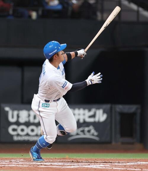 日本ハム対西武　7回裏日本ハム2死、左越え本塁打を放つ今川(撮影･黒川智章)