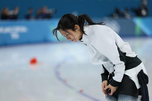 女子1500メートルで6位に終わり、涙ながらにあいさつする高木美帆