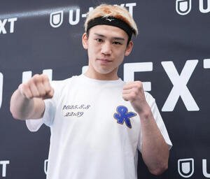 会見後のフォトセッションでポーズを取る飯村(撮影･鈴木みどり)