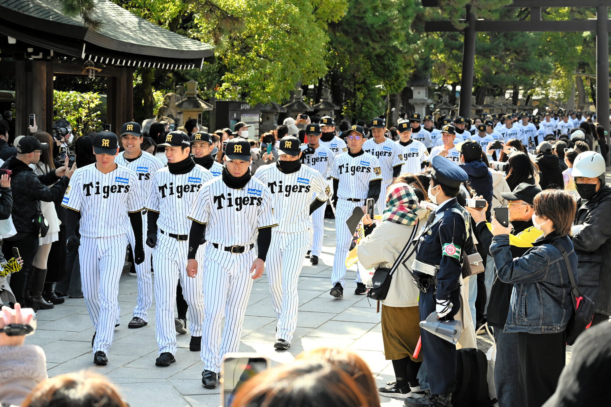 阪神タイガースが西宮神社で必勝祈願　村上頌樹投手は絵馬に｢熱覇｣