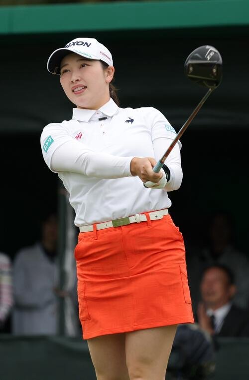 1番、ティーショットを放つ小祝(撮影･上山淳一)