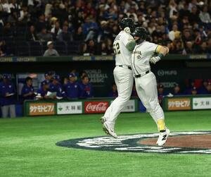 オーストラリア対台湾　5回裏オーストラリア無死一塁、右中間先制2点本塁打で生還し、チームメートに迎えられるパーキンス(右)(撮影･河田真司)