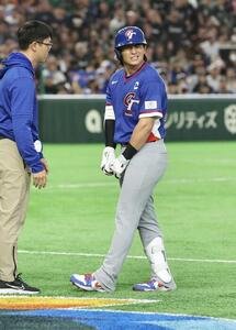 オーストラリア対台湾　6回表台湾2死一塁、死球を受ける陳傑憲(撮影･河田真司)