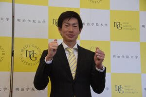 会見に出席し、明学大監督に就任する中村(撮影･泉光太郎)