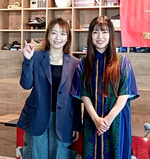 会見に出席したSareee(左)と島谷ひとみ