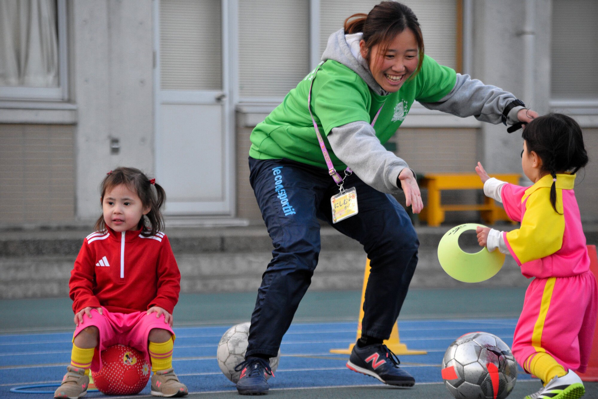遊びの要素満載のメニューで、サッカー指導をするなでしこサッカークラブの西村かんなコーチ=東京都大田区、中小路徹撮影