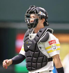 ソフトバンク対ヤクルト　5回から捕手を務めたソフトバンク栗原はベンチからのサインを確認(撮影･梅根麻紀)