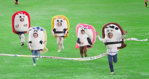 韓国対チェコ　イニング間のすしレースはアナゴ(右)が優勝(撮影･清水貴仁)