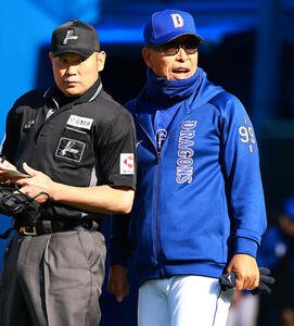 DeNA対中日　山路球審(左)に選手交代を告げる中日井上監督(撮影･野上伸悟)