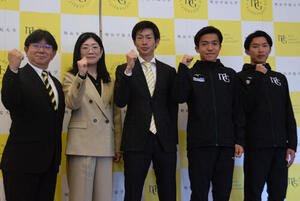 会見に出席した左から明学大の今尾学長、陸上部の黒田部長、中村新監督、小出主将、高橋(撮影･泉光太郎)
