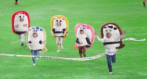 韓国対チェコ　イニング間のすしレースはアナゴ(右)が優勝(撮影･清水貴仁)