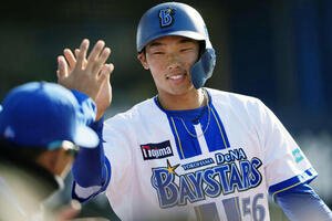 DeNA対中日　6回裏DeNA2死三塁、勝又が適時打を放ち生還する田内(撮影･小島史椰)