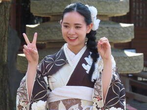 二十歳の誕生日を前に、晴れ着姿で兄･大弥が代表入りしているWBC日本代表の勝利を祈願した宮城弥生