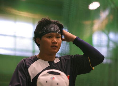 練習の合間に髪をかき上げる森下(代表撮影)