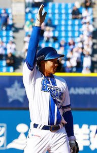 DeNA対中日　6回裏DeNA2死二、三塁、右2点適時三塁打を放ち喜ぶ田内(撮影･野上伸悟)