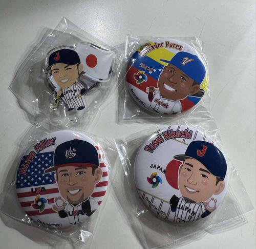 WBC公式カプセルで当たった缶バッジとアクリルスタンド