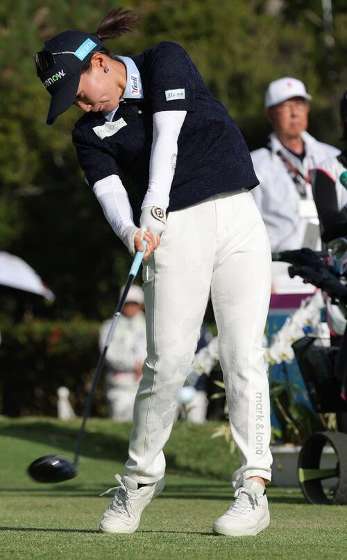 10番、ティーショットを放つ永井(撮影･上山淳一)