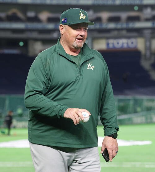 チェコ対オーストラリア　試合前、リラックスした表情のオーストラリアのニルソン監督(撮影･宮地輝)